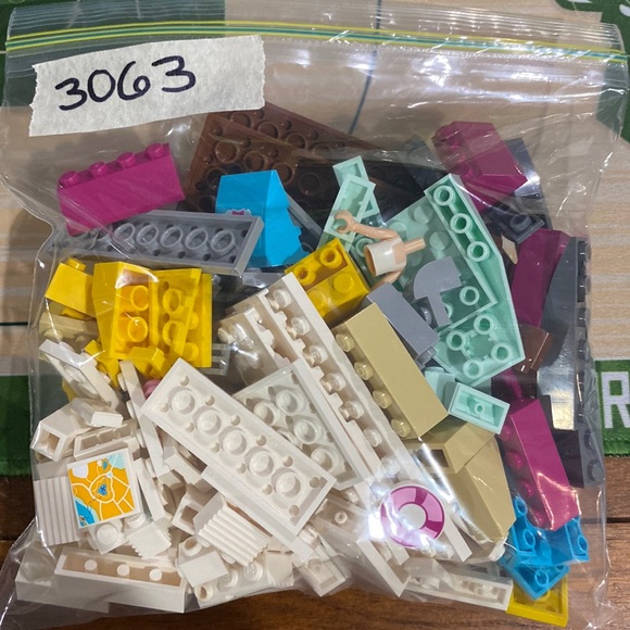 Lego Friends Heartlake Flying Club set (3063) - Picture 2 of 2